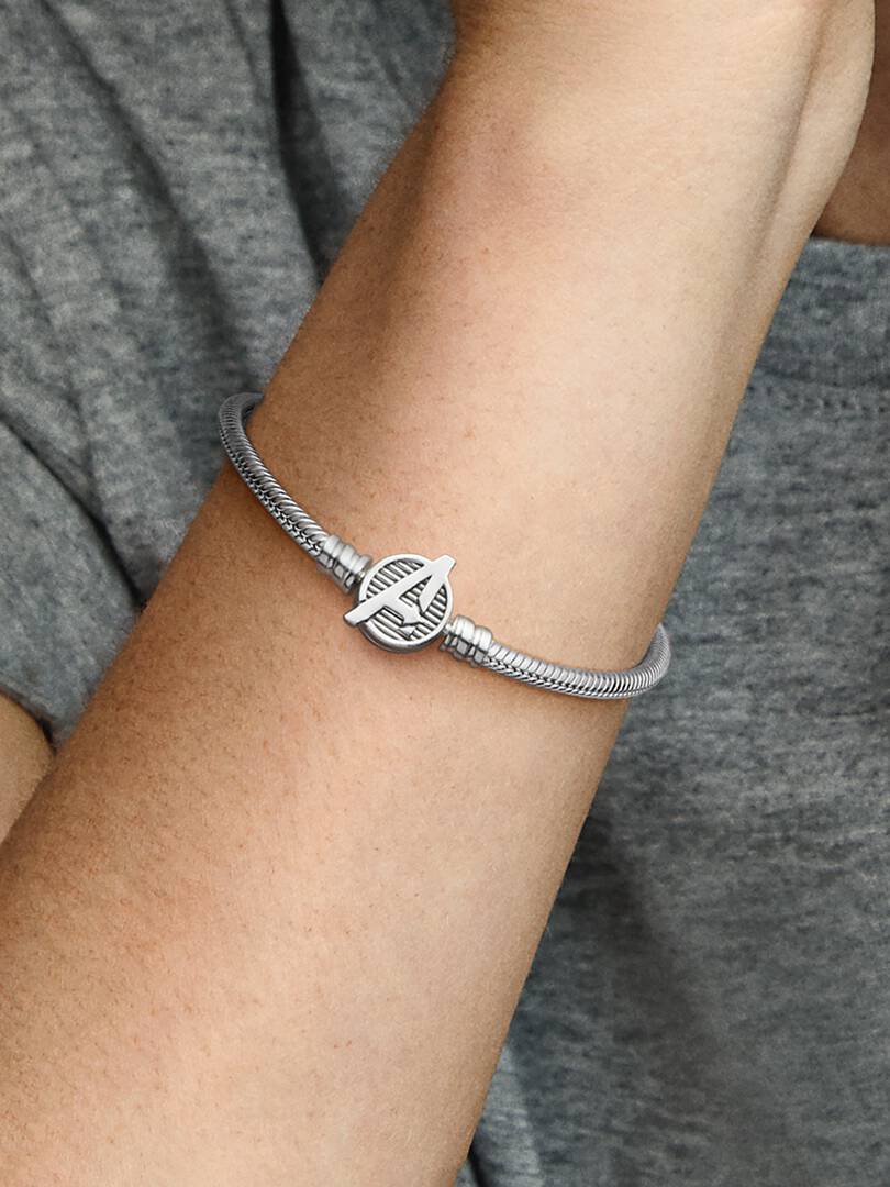 Hadíkový náramok so sponou s logom Avengers z kolekcie Pandora Moments